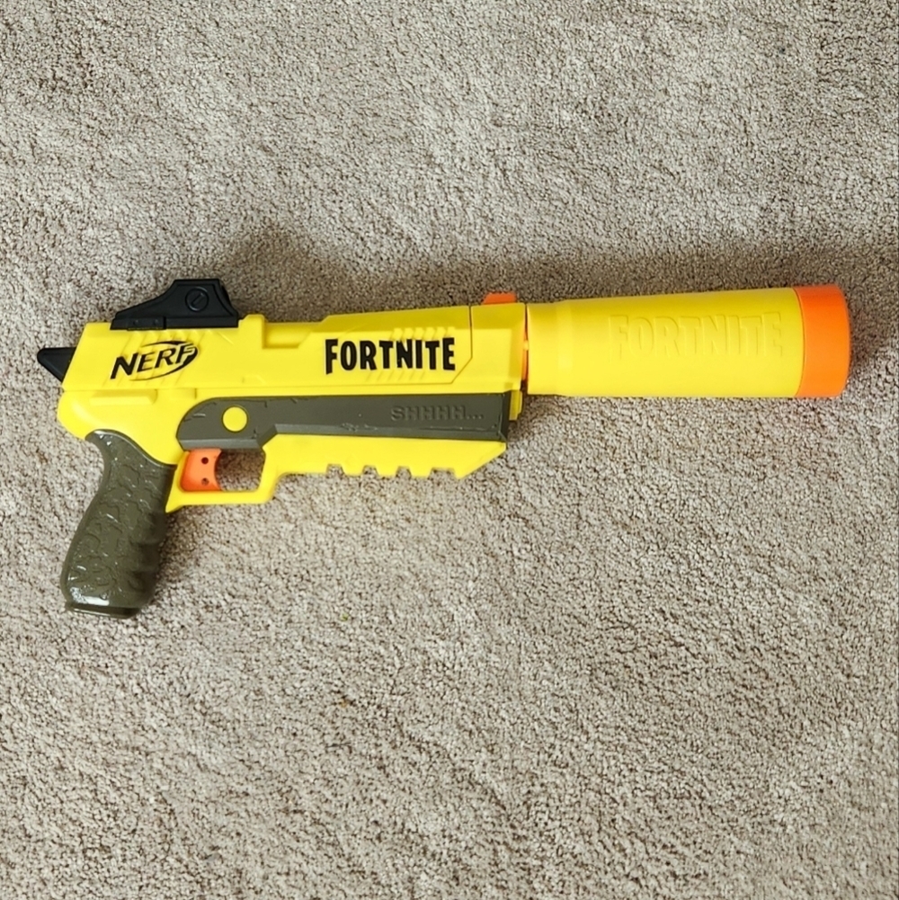 🔫 NERF Fortnite Blaster – Vibrant Yellow & Orange Great for Play or Display